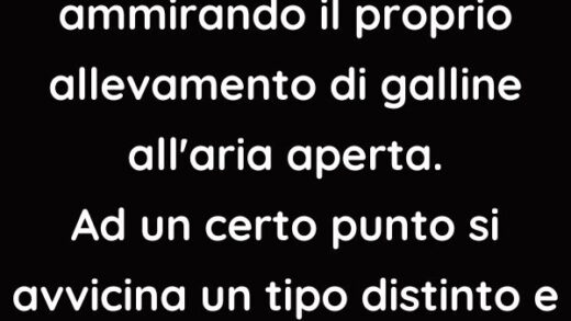 Un contadino sta ammirando il proprio allevamento di galline