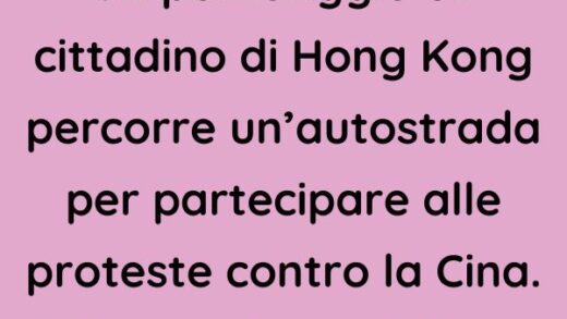 Un pomeriggio un cittadino di Hong Kong percorre un’autostrada per partecipare alle proteste contro la Cina